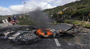 Con hogueras y barricadas indígenas de Ecuador reclaman ayuda económica./Foto: AFP