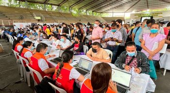 Cerca de 2.000 personas acudieron a la Feria Laboral que convocó la alcaldía ayer en Cúcuta./Foto cortesía