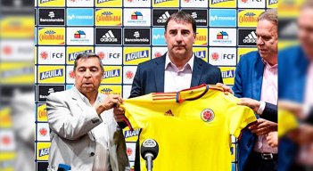 El entrenador ya posó con la camiseta de la Tricolor./Foto: Twitter @FCFSeleccionCol