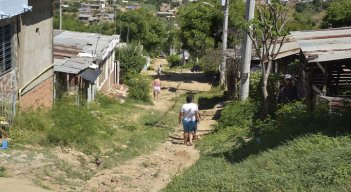 Algunas  de las viviendas  de la invasión son de tablas y tejas de zinc. 