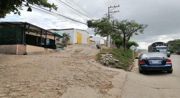 La vía principal del barrio está muy deteriorada. / Foto: Darlin Ramírez/La Opinión
