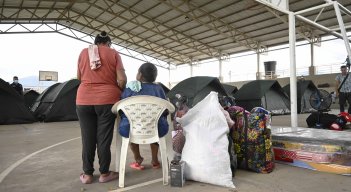 Ante la intimidación de un grupo de hombres fuertemente armados, que vestían uniformes parecidos a los de la Policía, en el sector Pacolandia, en el corregimiento Banco de Arena, la noche de este miércoles, decenas de familias de la zona rural de Cúcuta salieron en busca de resguardo y seguridad.