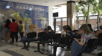 Algunas personas señalaron que llevaban casi 6 meses esperando la cita, trámite que solicitaron de manera virtual.  /Foto: Pablo Castillo / La Opinión
