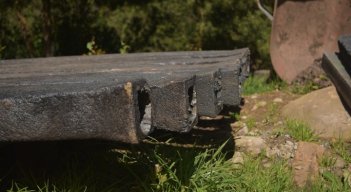 Los postes son resistentes al ataque de termitas, comején, gusanos, entre otros insectos. Aceptan puntillas, grapas  y tornillos. / Foto: Pablo Castillo / La Opinión 