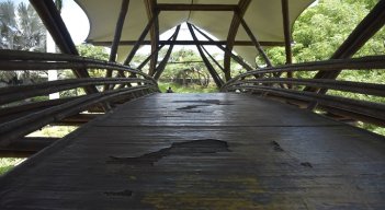Llega un auxilio para el olvidado puente de Guadua