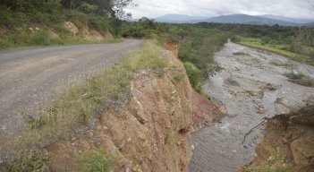 El río Táchira está a punto de llevarse parte de la carretera. / Foto: Pablo Castillo / La Opinión 