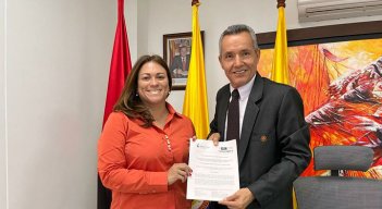 La superintendente Natasha Avendaño y el alcalde Carlos Julio Socha. / Foto: Cortesía