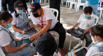 ‘Escuelas Conectadas’ es una iniciativa que busca que los niños y adolescentes accedan a contenidos educativos, virtuales y gratuitos para fortalecer sus habilidades y conocimientos.