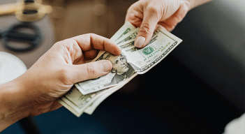 En un sondeo realizado por La Opinión, los trabajadores de empresas como Mekacambio y las sucursales de Italcambios señalaron que ha habido un alza notable en el flujo de personas que quieren vender sus dólares. / Foto: Pexels