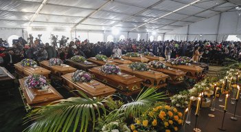 Sudáfrica despide a los 21 jóvenes muertos en tragedia misteriosa en un bar./Fotos: AFP