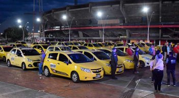 Taxistas recibieron de la alcaldía otros 1.500 botones de pánico./Foto cortesía
