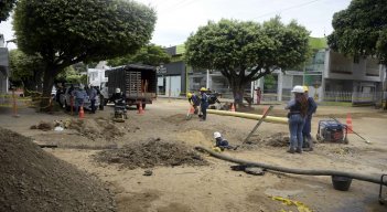 Ruptura de una tubería del acueducto dejó un cráter en el barrio Lleras
