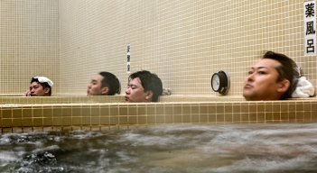 Baños públicos se reinventan para mantenerse a flote./Foto: AFP