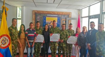 Soldados recibieron becas para cursar estudios superiores