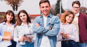 ‘Voces por la inclusión’ quiere impulsar la aceleración de los cambios que Latinoamérica necesita, a partir de una premisa principal: escuchar a los jóvenes de la región. / Foto: Freepik