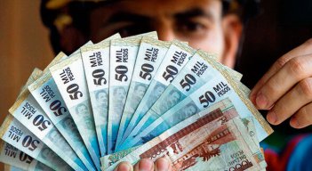 Con una subida de 20% el salario de 2023 llegaría a $1,2 millones, pero el auxilio de transporte se movería a $140.606; es decir, un total de $1.340.606. / Foto: Colprensa