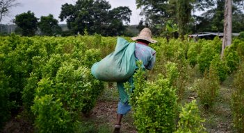 Los campesinos están desesperados por la falta de dinero.