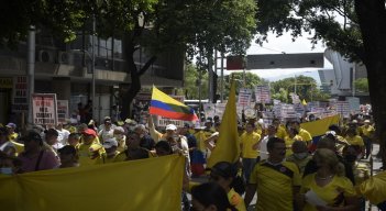 De forma pacífica, los manifestantes recorrieron varias calles hasta llegar al parque Santander, donde permanecieron por cerca de 40 minutos. /Foto: Pablo Castillo / La Opinión 