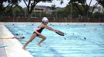Estudios recientes sugieren que las clases de destreza de supervivencia en el agua y las clases de natación pueden reducir el riesgo de ahogamiento en los niños entre las edades de 1 a 4 años./ Fotos: Pablo Castillo - La Opinión 