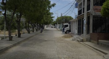 La misma comunidad pavimentó algunas calles de Buenos Aires, hace algunos años.