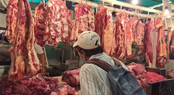 Tachirenses tratan de estirar el dinero para adquirir la canasta alimentaria. / Foto: Anggy Polanco / La Opinión