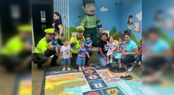 Policía de Tránsito y Transporte enseña las normas viales a los niños de Cúcuta./Foto: cortesía