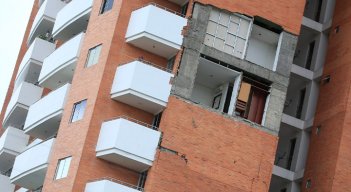 Se desprendió parte de la fachada del edificio Versalles