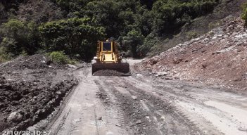 A raíz de las lluvias de las últimas horas hay restricción a un solo carril en la carretera Ocaña-Cúcuta. Maquinaria de INVÍAS retira los derrumbes para habilitar el paso vehicular.