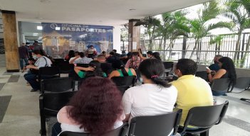 Algunas personas consideran que los procesos sí se han agilizado, mientras que otros aseguran que todo sigue igual./ Foto: La Opinión 