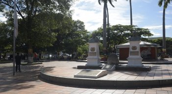 la piedra del parque de Villa del Rosario