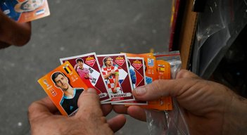 364 mil pesos es el precio de venta  de una caja del álbum Panini.