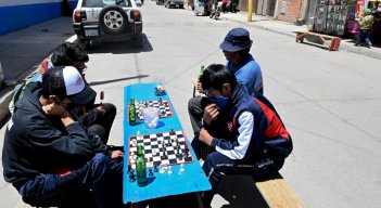 Niños bolivianos aprenden ajedrez en la calle 