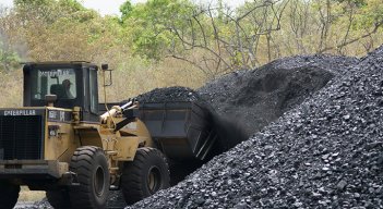 El gremio del carbón sostiene que la transición global hacia energías más limpias seguirá requiriendo de este mineral. Foto Archivo La Opinión