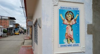 La devoción que en el barrio tienen por el Divino Niño se refleja en las calles.