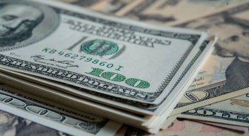 A las 8:18 a.m. el promedio de cotización era de $4.963, con una caída de $5,5 frente a la TRM.