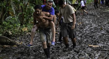 Algunos se solidarizan con quienes se enferman o lastiman en medio de la travesía./Foto: AFP