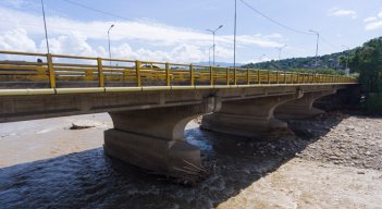 Preocupan las bases del puente Elías M. Soto