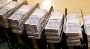 La regla para establecer el aumento salarial para los funcionarios corresponde al incremento del Índice de Precios al Consumidor (IPC), más el porcentaje acordado entre el Gobierno y las organizaciones sindicales.