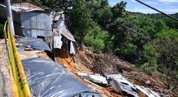 La tierra sigue crujiendo  y las casas cayendo