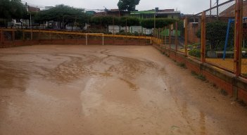 La cancha del barrio necesita apoyo. 