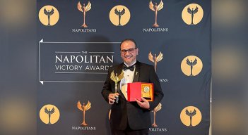 El gobernador Silvano Serrano recibió el premio Napolitans Victory Award./Foto: cortesía