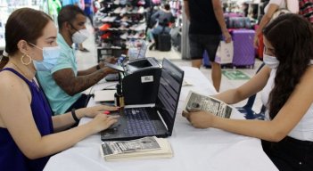 A los centros comerciales acudirá Hacienda para buscar contribuyentes con obligaciones/Foto archivo