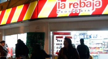 Drogas La Rebaja será una red nacional pública de droguerías y laboratorios de fabricación de medicamentos a bajo costo, que estará bajo el servicio del Ministerio de Salud.