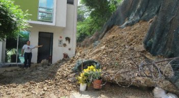 Casa de la familia Quintero en el conjunto Los Naranjos, afectada por el desplome de un talud./Foto Orlando Carvajal/La Opinión