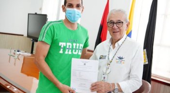 La alcaldía acompaña a estas personas en la diligencia de solicitud de las libretas militares/Foto cortesía