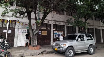 Pupitres que han sido adecuados con fondos recolectados por la institución educativa. / Foto: Cortesía / La Opinión 