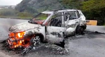 Carro incinerado en la vía
