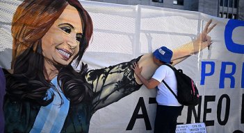 Vicepresidenta argentina Kirchner condenada a 6 años de prisión 