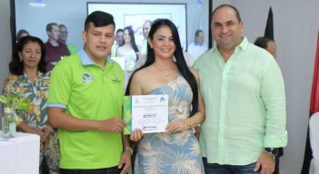 El director de Corponor, Gregorio Angarita Lamk entregó 39 avales a negocios verdes./Foto cortesía