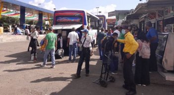 La Central está funcionando 24/7. Dependiendo de la afluencia de pasajeros, el último bus partirá entre las 10:00 y 11:00 de la noche./ Foto: Deicy Sifontes / La Opinión 